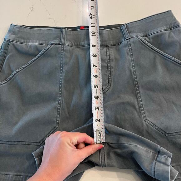 SPANX Twill Stretch Short 6" in Hazy Grey Size Large - Picture 6 of 6